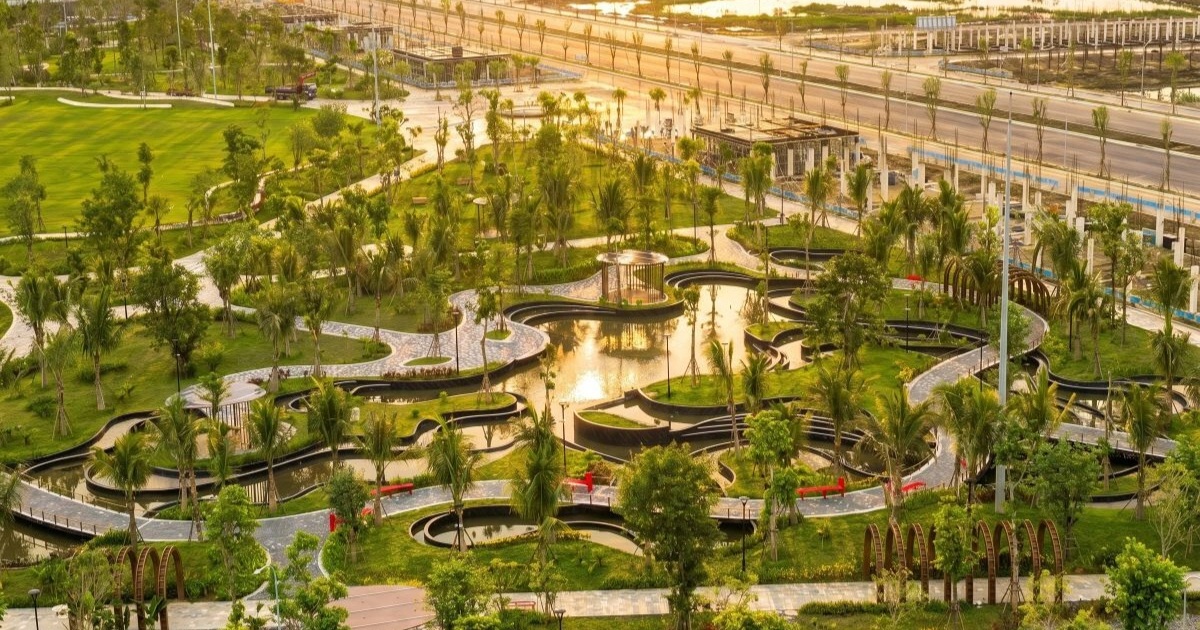 Công viên trong khu đô thị Vinhomes Golden City nhìn từ trên cao lúc hoàng hôn