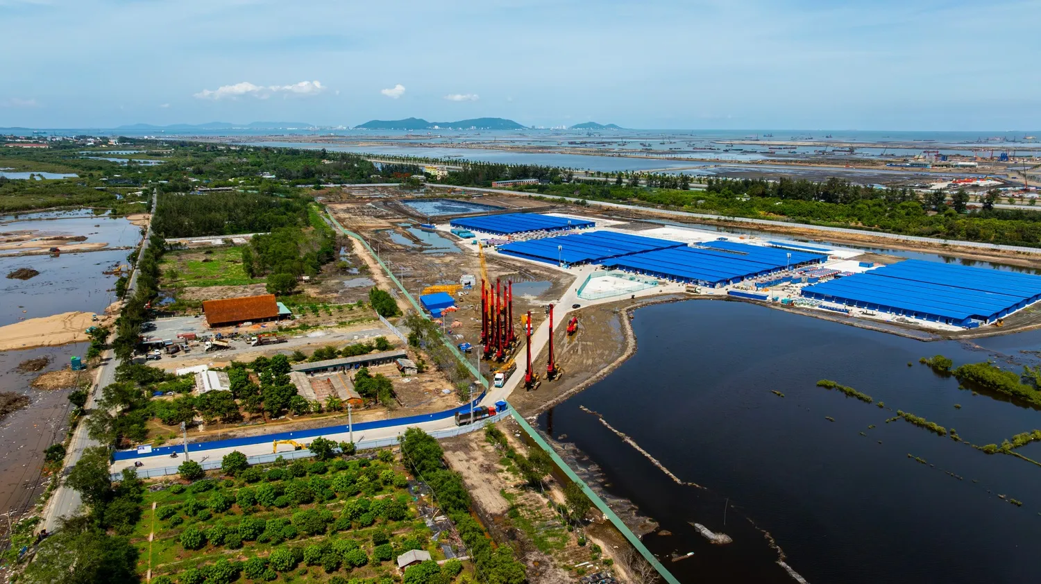 Máy móc, cần cẩu và xe chuyên dụng xuất hiện dọc tuyến metro tại Cần Giờ, gần khu vực Vinhomes Green Paradise