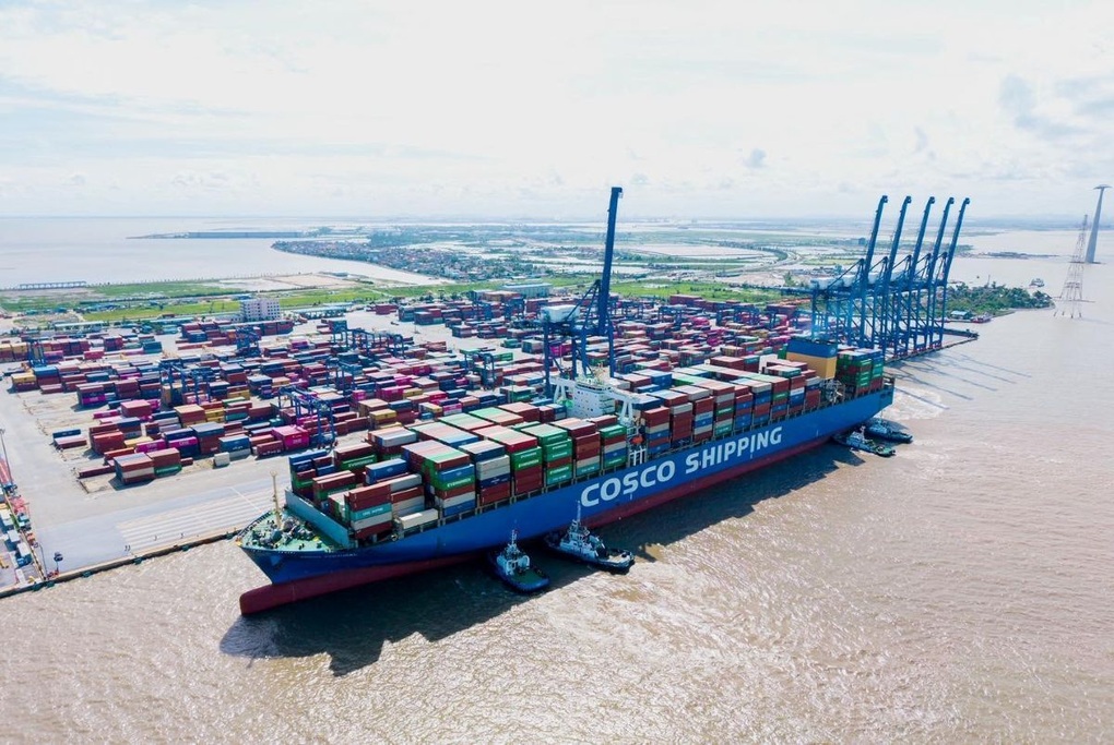 Tàu container cập cảng biển khu vực Nam Hải Phòng, gần dự án Vinhomes Golden City